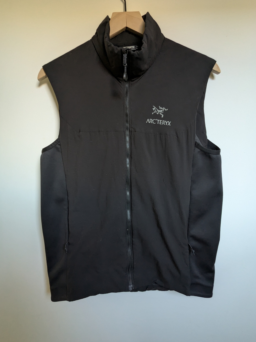 🔥 Arc'teryx Atom LT Insulated Vest in Classic Black! 🔥